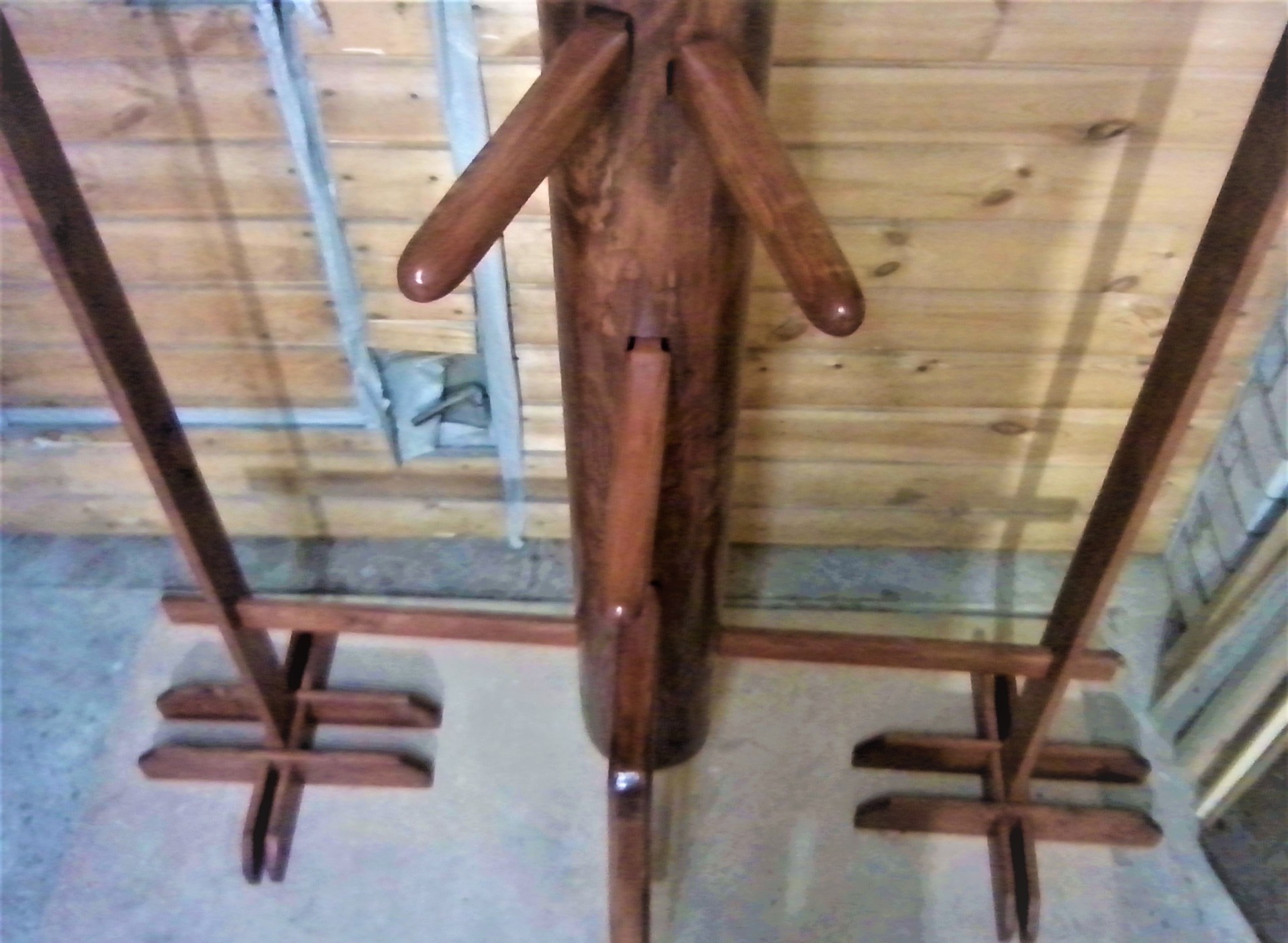 манекен на деревянной раме